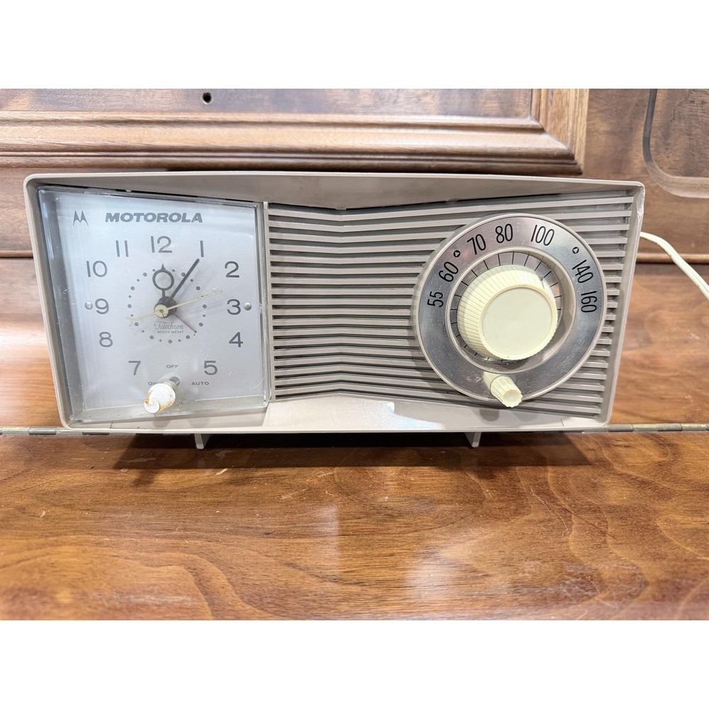 1960's  Motorola C7N/16 M tube radio Mid Century Modern Design WORKS